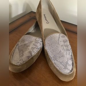 Women’s size 10 bare traps suade and snake skin slip on flat shoes R